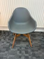 IKEA (eetkamer-) stoel Grijs met Armleuningen, Huis en Inrichting, Stoelen, Ophalen, Kunststof, Zo goed als nieuw, Eén