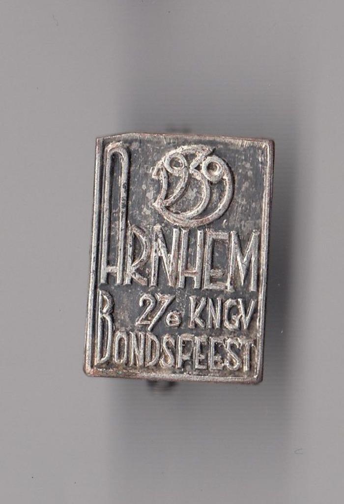 Arnhem 1939 KNGV Bondsfeest broche, Verzamelen, Speldjes, Pins en Buttons, Gebruikt, Speldje of Pin, Overige onderwerpen, Ophalen of Verzenden