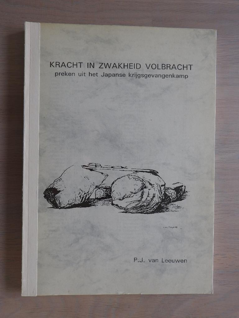 Kracht in zwakheid volbracht - Japans krijgsgevangenkamp, Ophalen of Verzenden, Tweede Wereldoorlog, Zo goed als nieuw, Overige onderwerpen