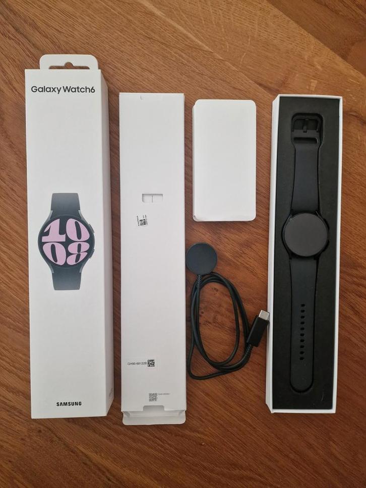 NIEUW Samsung Watch 6 zwart met sportbandje en oplader zwart, Sieraden, Tassen en Uiterlijk, Smartwatches, Nieuw, Android, Zwart