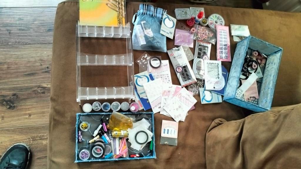 Nagel set met standaard, glitters, stickers & meer!, Gebruikt, Overige kleuren, Ophalen of Verzenden, Handen en Nagels