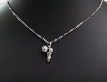 Zilveren ketting met hangers voetbal en voetbalschoen beschikbaar voor biedingen