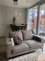 Taupe/beige 2-zitsbank perfect voor kleine ruimtes, Ophalen, Zo goed als nieuw