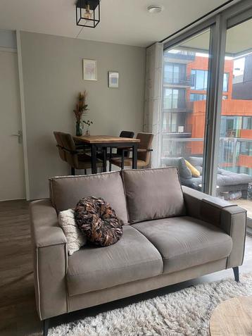 Taupe/beige 2-zitsbank perfect voor kleine ruimtes beschikbaar voor biedingen