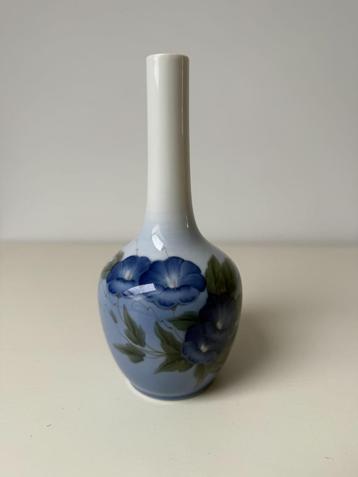 Royal Copenhagen vaas met blauwe bloemen nr. 790-43B beschikbaar voor biedingen