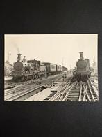 Foto stoomlocomotieven NS-serie 1300 en 1447 te Hilversum, Ophalen of Verzenden, Gebruikt, Trein