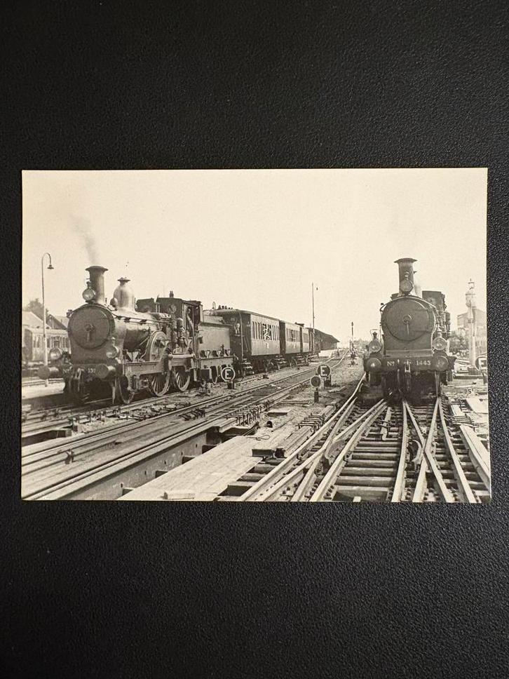 Foto stoomlocomotieven NS-serie 1300 en 1447 te Hilversum, Verzamelen, Spoorwegen en Tramwegen, Gebruikt, Trein, Ophalen of Verzenden