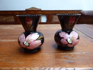 2 art deco hyaliet vaasjes met bloemen, Doyen beschikbaar voor biedingen