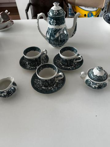 Engels servies van Royal Tudor Ware, Staffordshire beschikbaar voor biedingen