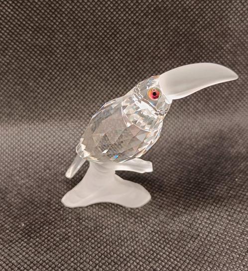 Swarovski Toekan op stam, Verzamelen, Swarovski, Zo goed als nieuw, Figuurtje, Ophalen of Verzenden