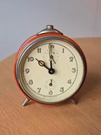 Mid Century 50S Kienzle rode klok / wekker €29, Antiek en Kunst, Ophalen of Verzenden