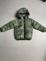Jas legergroen met afneembare capuchon maat 104/110, Kinderen en Baby's, Kinderkleding | Maat 104, Ophalen of Verzenden, Zo goed als nieuw