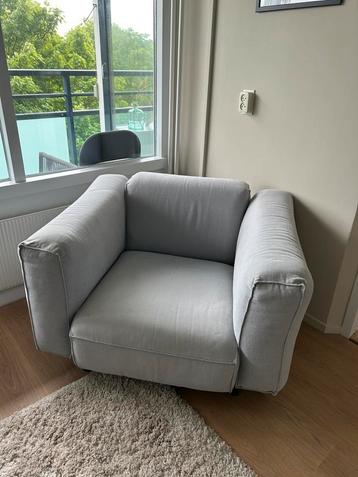 Zachte blauw/grijze loveseat stoel beschikbaar voor biedingen
