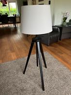 Moderne Staande Ikea Lamp Lauters met Houten Driepoot, Huis en Inrichting, Ophalen, Zo goed als nieuw, Hout, 100 tot 150 cm