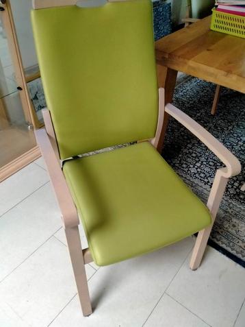 Stoelen voor bij de eettafel. beschikbaar voor biedingen