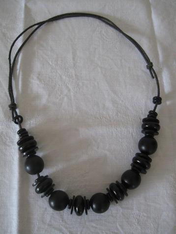 Mooie zwart houten ketting goede staat beschikbaar voor biedingen