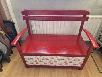 Vintage houten klepbankje beschikbaar voor biedingen