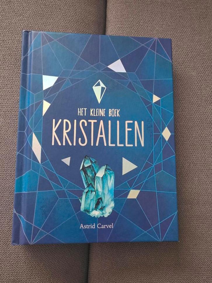 Het Kleine Boek Kristallen - Astrid Carvel, Boeken, Esoterie en Spiritualiteit, Zo goed als nieuw, Achtergrond en Informatie, Spiritualiteit algemeen