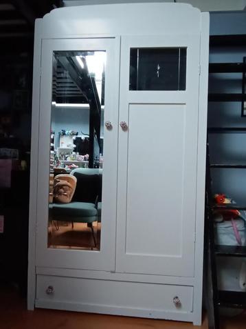 Vintage houten kledingkast met spiegel beschikbaar voor biedingen