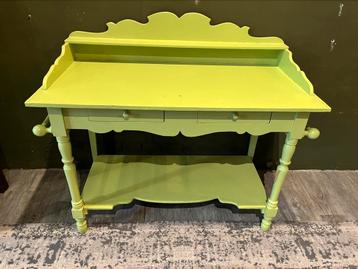 Brocante tafel beschikbaar voor biedingen