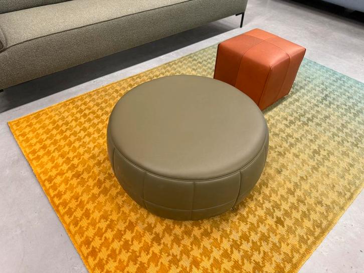 Nieuw Design on Stock Barrell 80 Poef Basque Forrest Leer, Huis en Inrichting, Banken | Voetenbanken en Poefen, Nieuw, 75 tot 100 cm