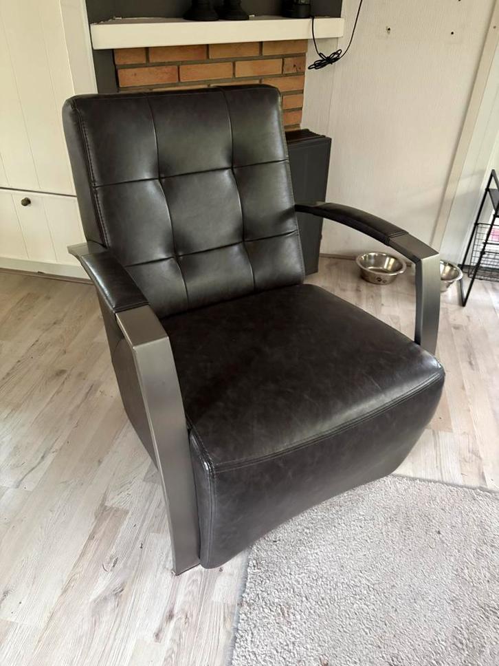 Lederen fauteuil met metalen armleuningen, Huis en Inrichting, Fauteuils, Zo goed als nieuw, Leer, Minder dan 50 cm, Minder dan 75 cm