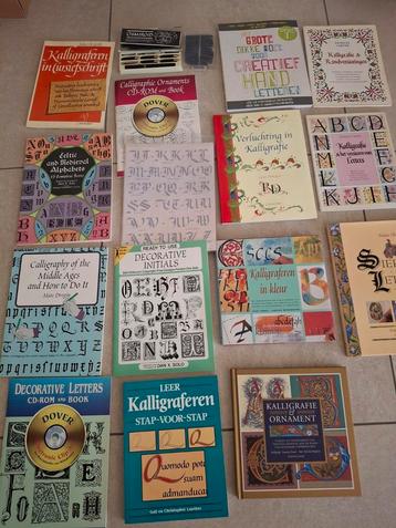 Diverse kalligrafie boeken en kalligrafie pennen Osmiroid  beschikbaar voor biedingen