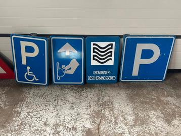 12 verschillende verkeersborden beschikbaar voor biedingen