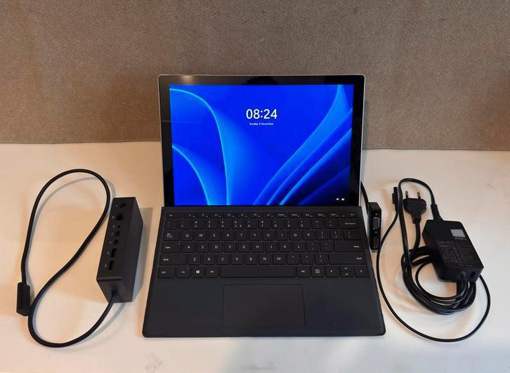 Surface Pro 5 - Nieuwstaat, 8GB RAM, 265GB + Dock, Computers en Software, Windows Laptops, Zo goed als nieuw, 12 inch, SSD, 2 tot 3 Ghz