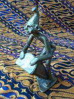 Antiek brons beeldje uit Afrika van man met trommel 10 cm.