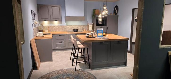 Showroom keuken, Huis en Inrichting, Keuken | Complete keukens, Nieuw, Hoekkeuken, Kunststof, Ophalen