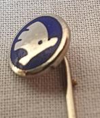 Oude geëmailleerde Skoda speld, Verzamelen, Speldjes, Pins en Buttons, Ophalen of Verzenden, Zo goed als nieuw, Transport, Speldje of Pin