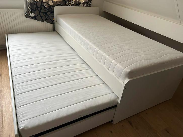 IKEA Släkt bedframe met onderbed en matrassen, Huis en Inrichting, Slaapkamer | Bedden, Zo goed als nieuw, Eenpersoons, 90 cm