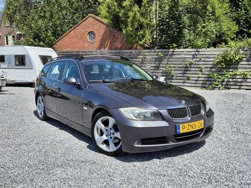 BMW 325i 2005 Grijs PANO/ AUTOMAAT / CRUISE / PDC / TRKHAAK, Auto's, BMW, Particulier, Benzine, Stationwagon, Geïmporteerd, Zilver of Grijs