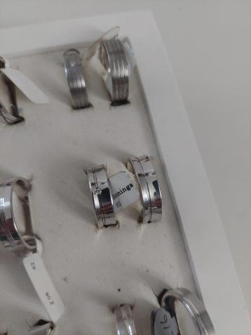 Twee zilveren relatieringen 1 diamant met streep beschikbaar voor biedingen