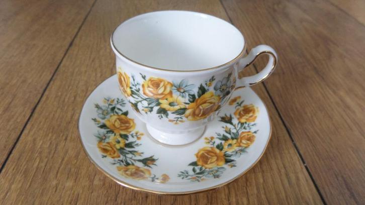 2 royal vale made in England kop en schotels zgan bloemen, Antiek en Kunst, Antiek | Servies los, Ophalen of Verzenden