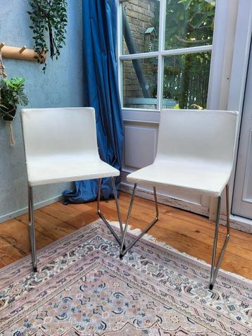 2 witte IKEA Bernhard eetkamerstoelen samen 15 euro beschikbaar voor biedingen