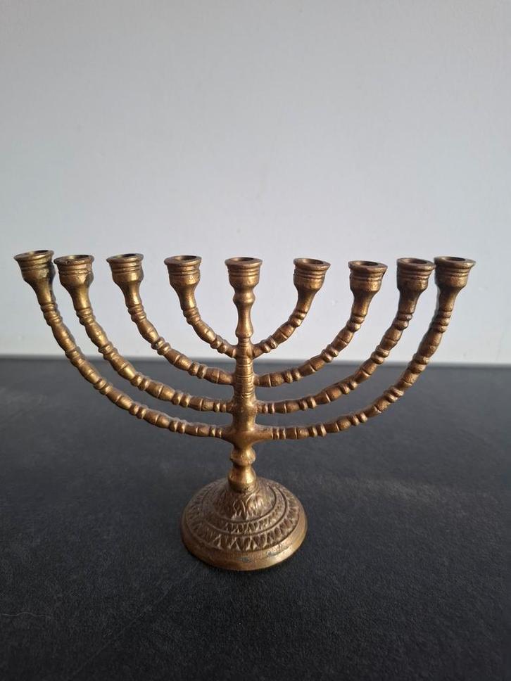 Fraai bewerkte Chanoeka kandelaar, Antiek en Kunst, Antiek | Kandelaars, Ophalen of Verzenden
