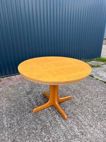 Vintage eettafel uitschuifbaar rond ovaal beschikbaar voor biedingen