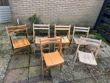Vijf houten klapstoelen beschikbaar voor biedingen
