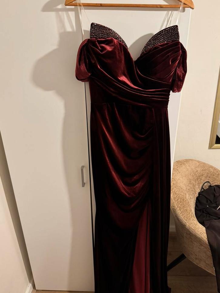 Donkerrode fluwelen galajurk met split maat 38, Kleding | Dames, Gelegenheidskleding, Zo goed als nieuw, Galajurk, Maat 38/40 (M)