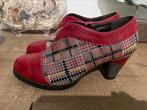 Rode geruite leren damespump, Schoenen met lage hakken, Ophalen of Verzenden, Zo goed als nieuw, Rood