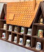 14x vingerhoedjes vinger hoedjes antiek in houten huisje, Reliëf, Ophalen of Verzenden, Zo goed als nieuw, H