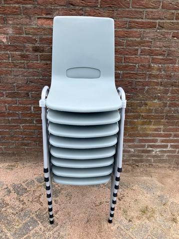Stapelstoelen lichtgrijs kantinestoelen stapelbare stoelen beschikbaar voor biedingen