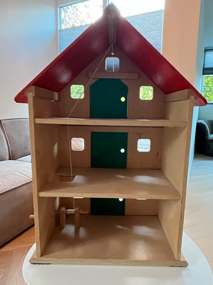 Houten Speelhuisje met Katrol - Handgemaakt, Kinderen en Baby's, Speelgoed | Poppenhuizen, Zo goed als nieuw, Poppenhuis, Ophalen