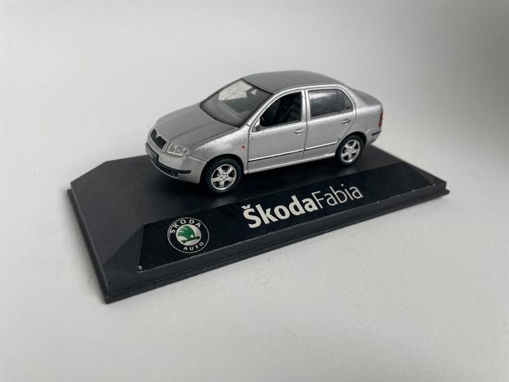 model Skoda Fabia sedan, zilver 1/43, Kaden bespeeld, Hobby en Vrije tijd, Modelauto's | 1:43, Gebruikt, Auto, Ophalen of Verzenden