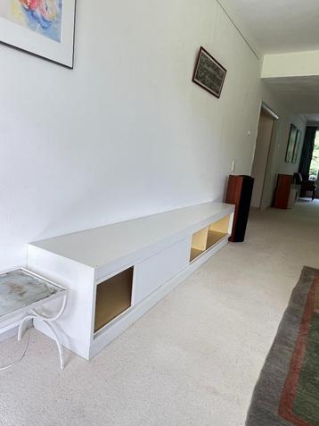 Twee handgemaakte lage design wandkasten