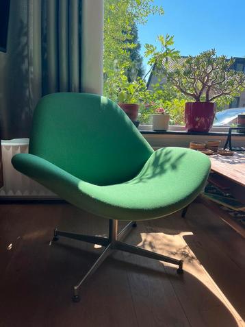 Groene retro design draai fauteuil.  beschikbaar voor biedingen