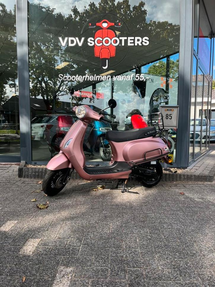 Gave Vespa look scooter, Fietsen en Brommers, Scooters | Overige merken, Zo goed als nieuw, Maximaal 45 km/u, Benzine, Ophalen