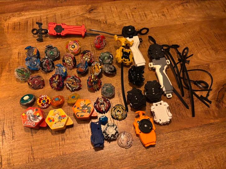 2 Beyblade arena’s + veel Beyblades incl meerdere launchers, Kinderen en Baby's, Speelgoed | Overig, Gebruikt, Jongen of Meisje